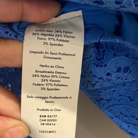 𝅺VINTAGE Diane von Furstenburg Blue Floral Lace Top - Picture 7 of 10